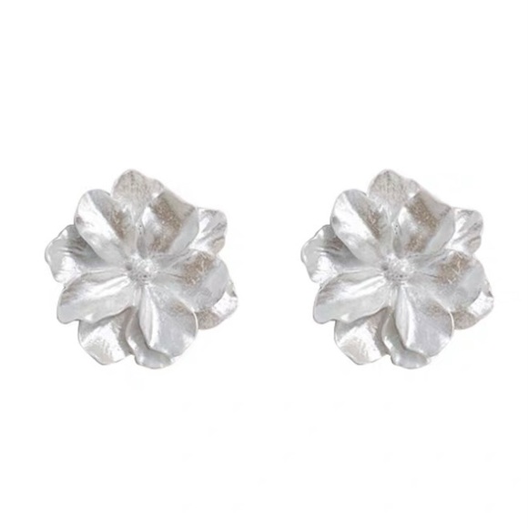 ❣️$25/3❣️ Big Light Weight White Flower Stud Earrings - Picture 3 of 9